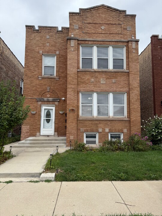 6030 W Addison St in Chicago, IL - Building Photo