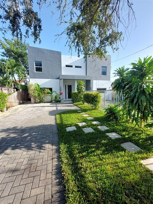 2839 SW 25th Ter in Miami, FL - Building Photo - Building Photo