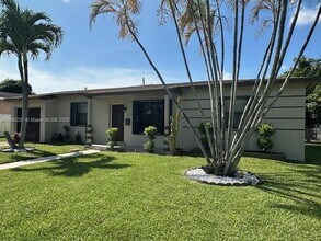 855 NE 178th Terrace in Miami, FL - Building Photo - Building Photo
