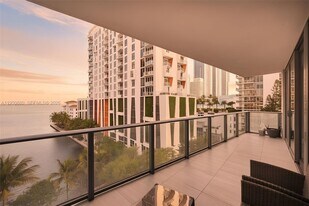 460 NE 28th St in Miami, FL - Building Photo