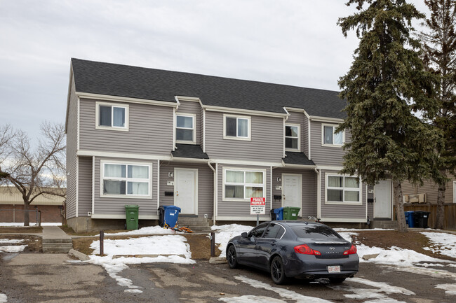42 Radcliffe Crt SE in Calgary, AB - Building Photo - Building Photo