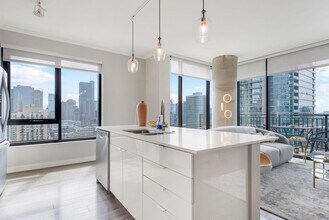 833 N Clark St in Chicago, IL - Building Photo - Building Photo