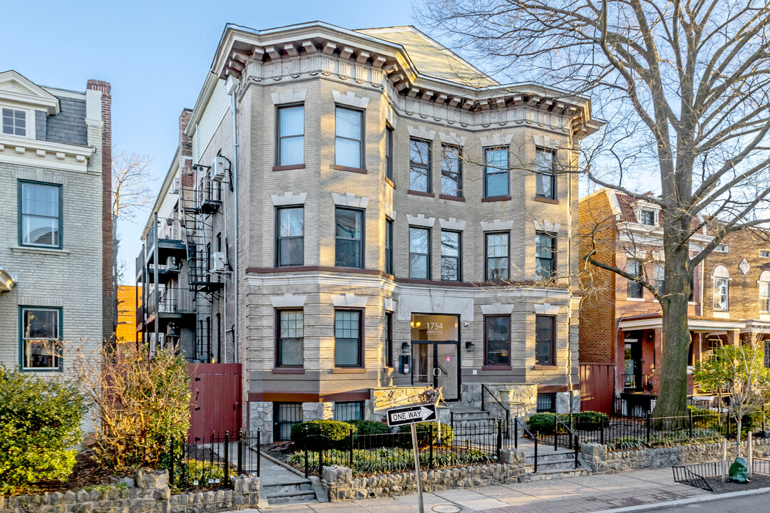 Lanier Apartments in Washington, DC - Building Photo