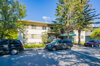 133 Otter St in Banff, AB - Building Photo - Building Photo