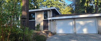 2020 151st Ave SE in Bellevue, WA - Foto de edificio - Building Photo
