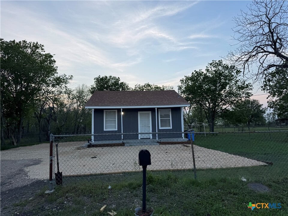 1706 N Guadalupe St in Seguin, TX - Building Photo