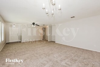 6417 Meadow Way Ln in Fort Worth, TX - Foto de edificio - Building Photo