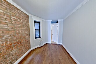 697 10th Ave in New York, NY - Foto de edificio - Building Photo