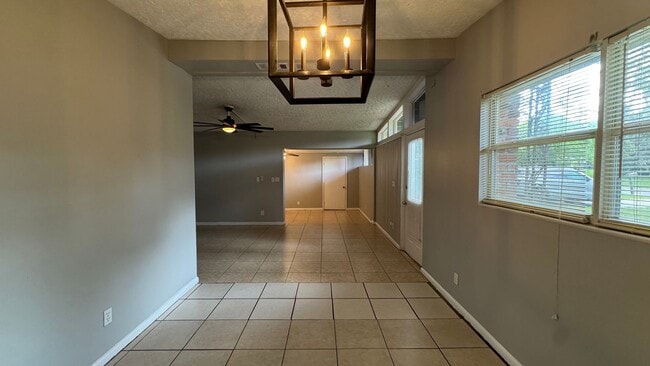 1053 Cherbourg Ave E in Jacksonville, FL - Foto de edificio - Building Photo