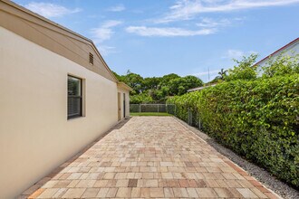 3015 Robert Rd in West Palm Beach, FL - Building Photo - Building Photo
