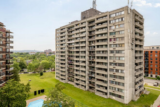 Place Deguire in Montréal, QC - Building Photo - Building Photo