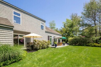 61 Huckleberry Ln in East Hampton, NY - Building Photo - Building Photo