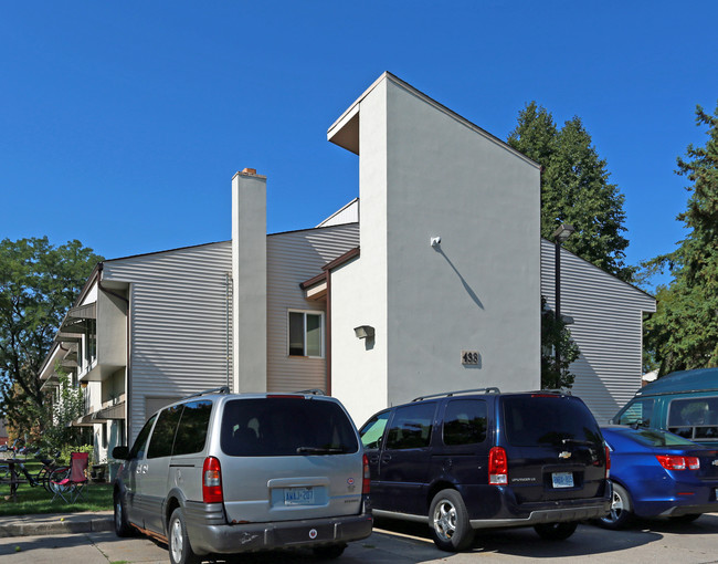 Briarwood Apartments in St Catharines, ON - Building Photo - Primary Photo