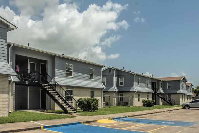 Louis Manor Trust Apartments in Port Arthur, TX - Foto de edificio - Building Photo