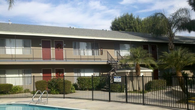 Flanders Pointe Apartments in Tustin, CA - Foto de edificio - Building Photo