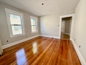 112 College Ave, Unit 1 in Medford, MA - Building Photo - Building Photo