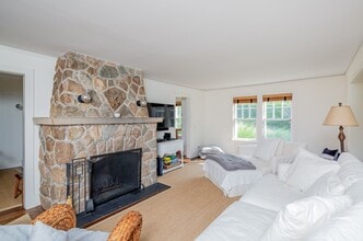 40 McGuirk St in East Hampton, NY - Building Photo - Building Photo