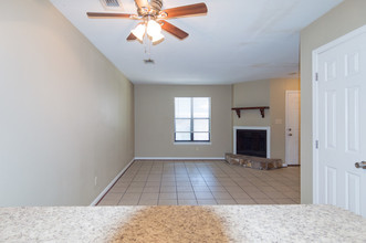 6398 W Fairfield Dr-Unit -A in Pensacola, FL - Foto de edificio - Building Photo