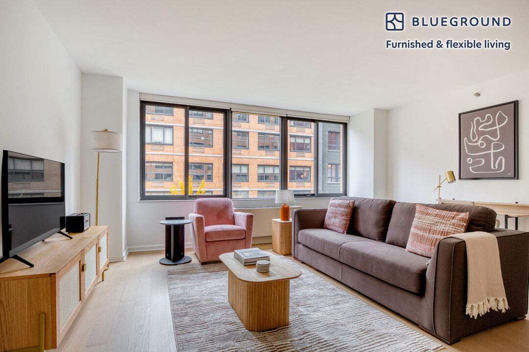 535 W 23rd St in New York, NY - Building Photo