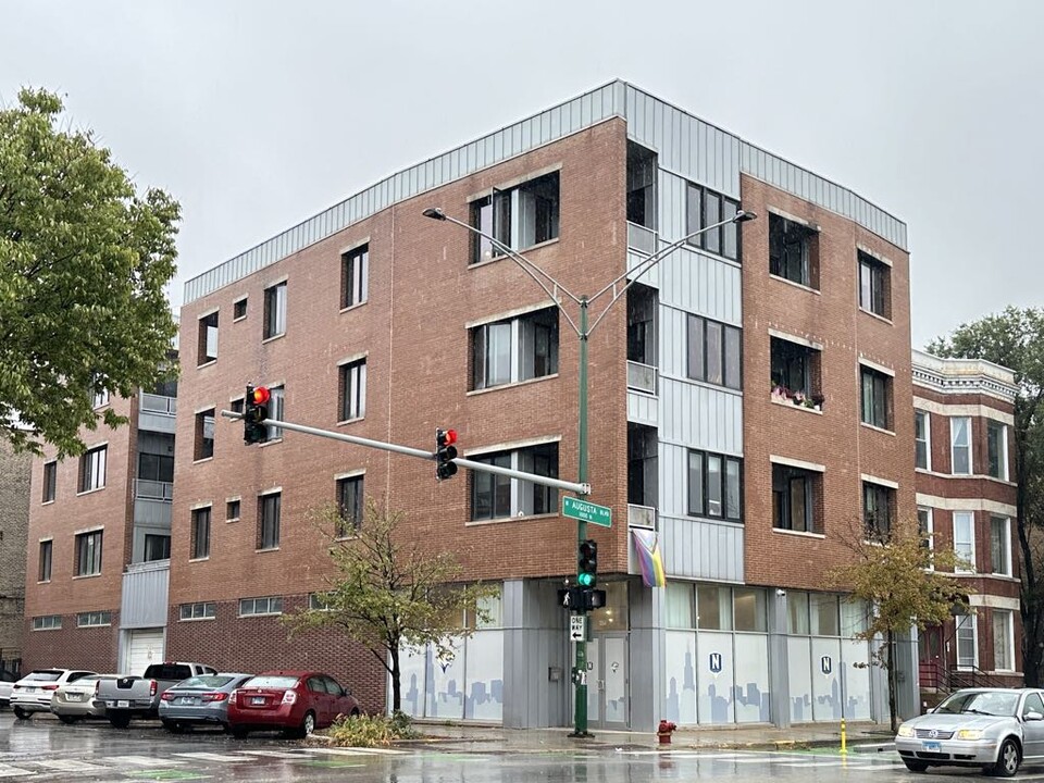 1354 W Augusta Blvd, Unit 302 in Chicago, IL - Building Photo