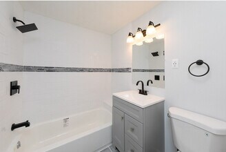 Lori Apartments in Essington, PA - Foto de edificio - Building Photo