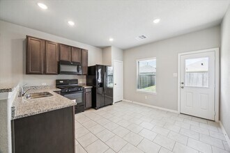 25830 Northpark Pine Dr in Porter, TX - Building Photo - Building Photo