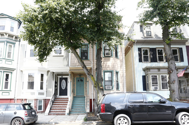 586 E 7th St in Boston, MA - Foto de edificio - Building Photo