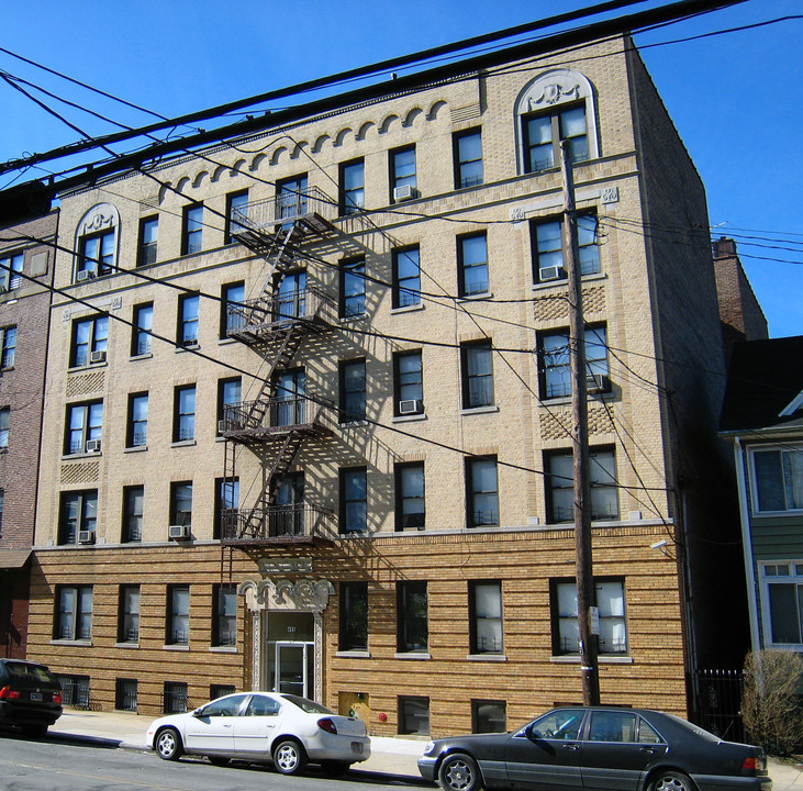 495 Van Cortlandt Park Ave in Yonkers, NY - Building Photo