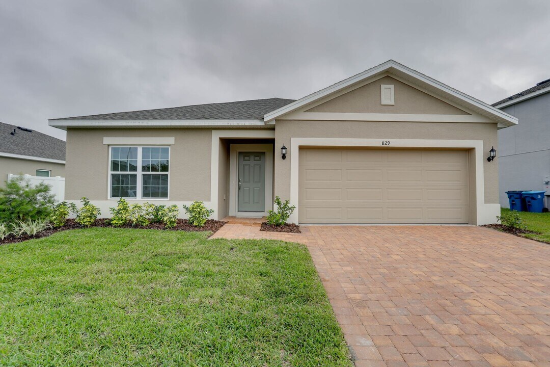829 Avenal Ln in Davenport, FL - Building Photo