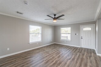 725 10th St in San Leon, TX - Building Photo - Building Photo