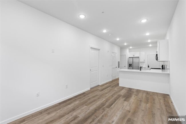 51 E Main St, Unit 210 in Bergenfield, NJ - Foto de edificio - Building Photo