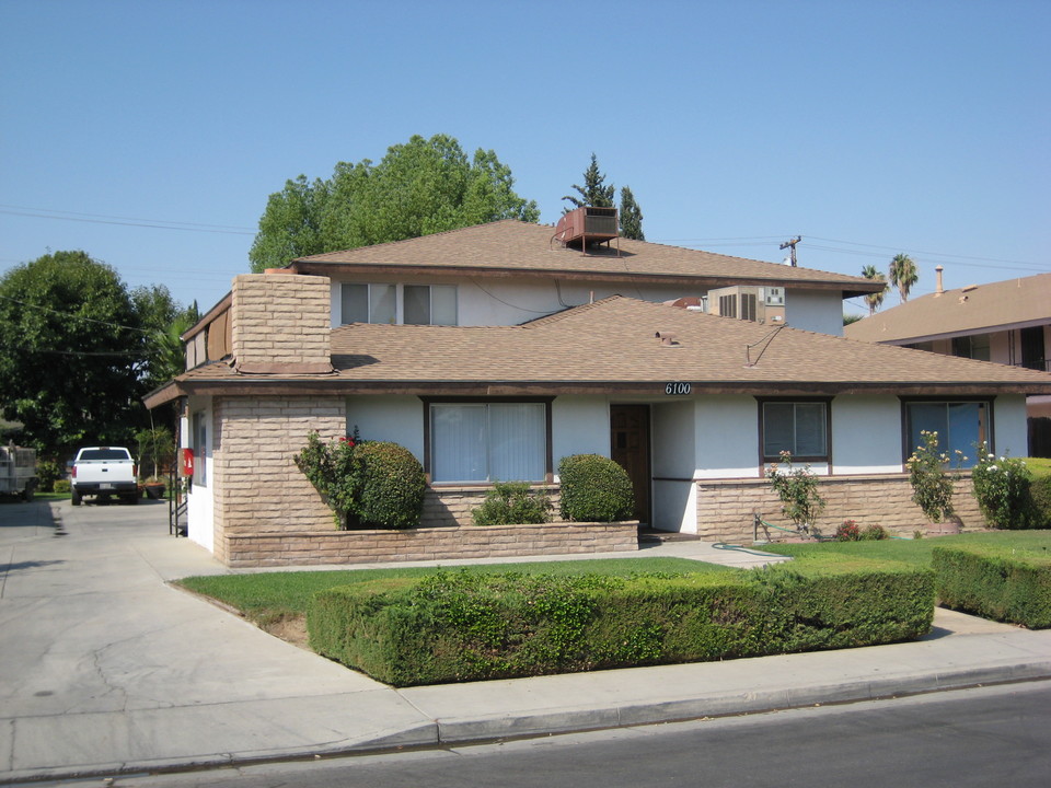 6100 Stockdale Hwy in Bakersfield, CA - Building Photo