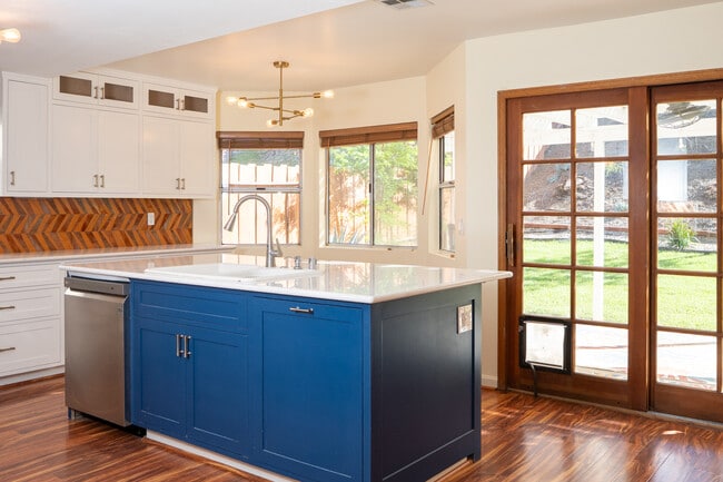 19830 Terri Dr in Santa Clarita, CA - Foto de edificio - Building Photo