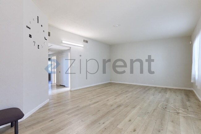 915 N Holly St in Anaheim, CA - Building Photo - Building Photo