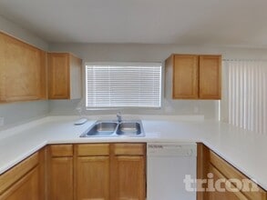 8566 W Denton Ln in Glendale, AZ - Building Photo - Building Photo