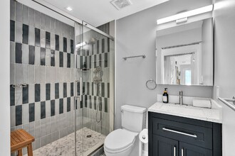 310 SW 31st Ct in Miami, FL - Foto de edificio - Building Photo