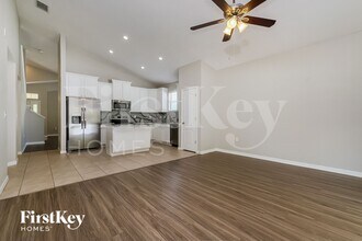 12050 Colony Lakes Blvd in New Port Richey, FL - Foto de edificio - Building Photo