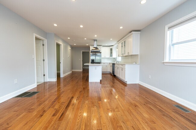 1495 Hyde Park Ave, Unit #1 in Boston, MA - Foto de edificio - Building Photo