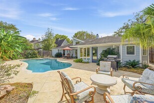 4600 Huisache St in Bellaire, TX - Building Photo