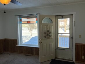 327 5th Ave, Unit APARTMENT #2 in Baraboo, WI - Foto de edificio - Building Photo