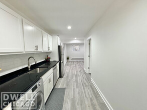 719 W Roscoe St, Unit 1 in Chicago, IL - Foto de edificio - Building Photo