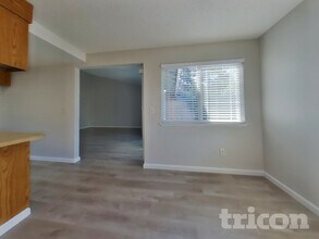 9411 Aizenberg Cir in Elk Grove, CA - Building Photo - Building Photo