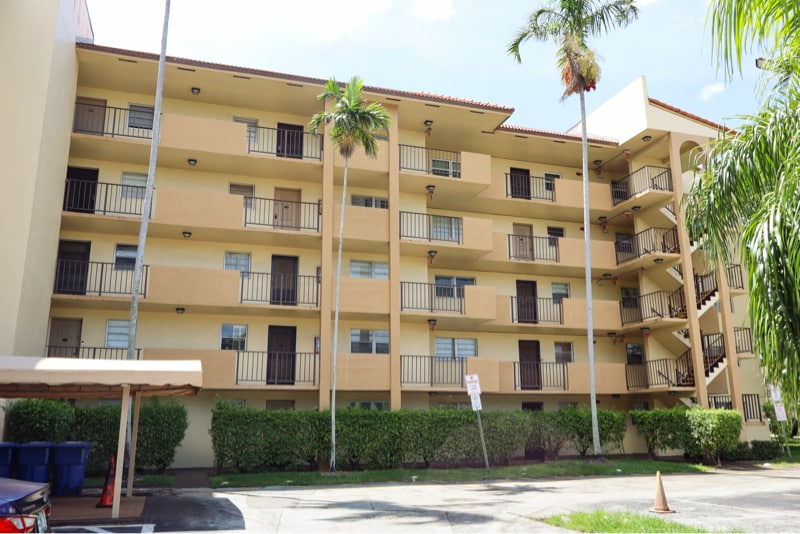 3905 N Nob Hill Rd in Sunrise, FL - Building Photo