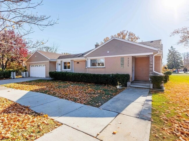 property at 7225 E Prairie Rd