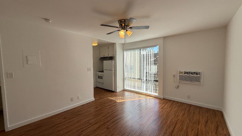 7044 Hawthorn Ave in Los Angeles, CA - Building Photo