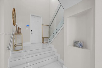 897 SW 152nd Ct in Miami, FL - Foto de edificio - Building Photo