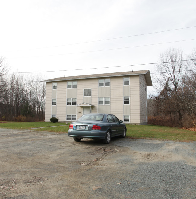 1 Lisa Ln in Castleton On Hudson, NY - Foto de edificio - Building Photo