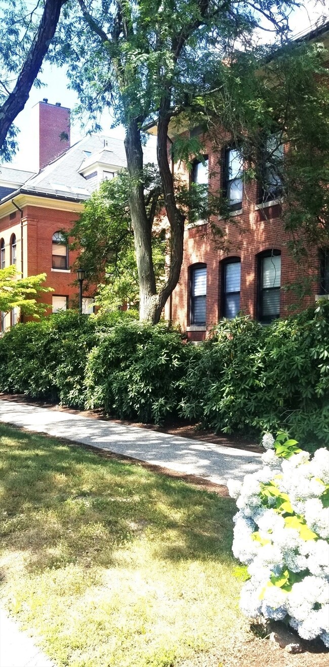 1 School St, Unit 301 in Arlington, MA - Building Photo - Building Photo