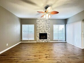 9009 Richmond Ave. in Houston, TX - Foto de edificio - Building Photo