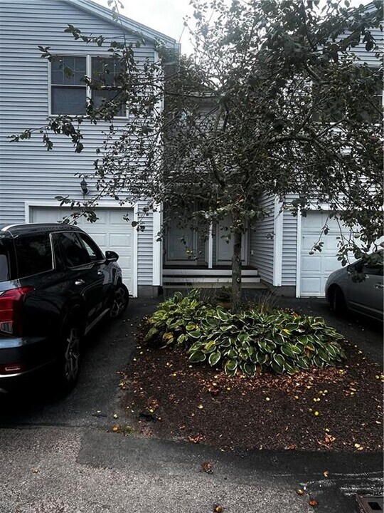 107 Rocky Brook Way in South Kingstown, RI - Building Photo